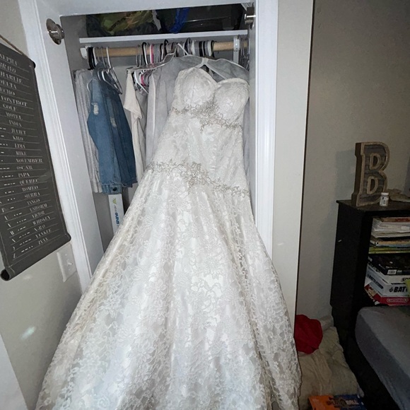 Beaded lace wedding dress - Picture 3 of 10